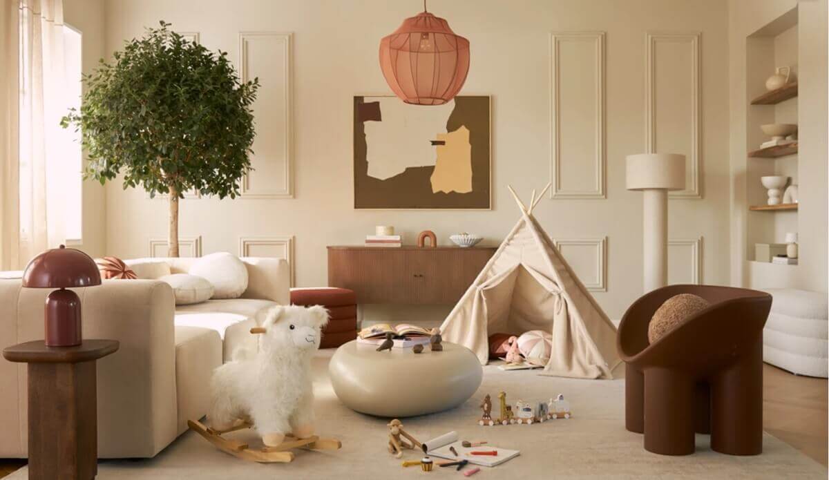 Salon d'un appartement haussmannien avec mobilier contemporain et espace de jeux pour enfant