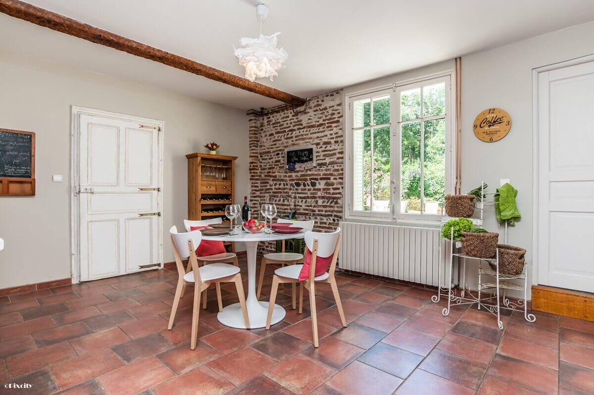 Cuisine dans une maison ancienne avec briques de Toulouse, tomettes et poutre en bois