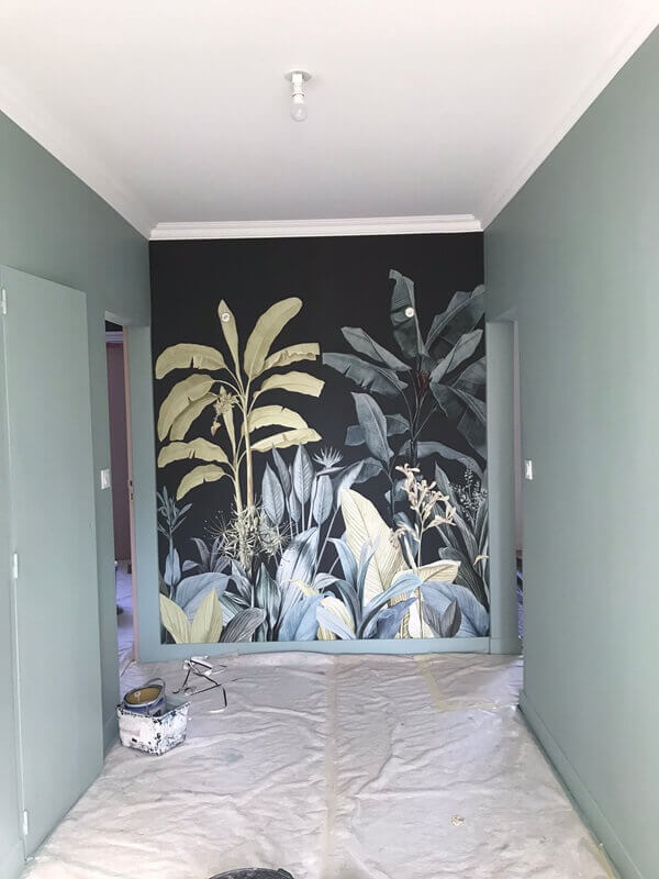 Chantier de rénovation en phase de finitions avec peinture, papier peint et parquet