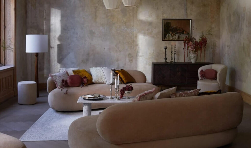 Salon aménagé avec canapés courbes et mobilier aux formes organiques