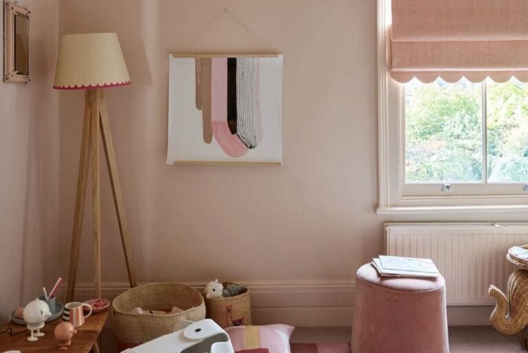 Intérieur rose illustrant le principe du colour drenching