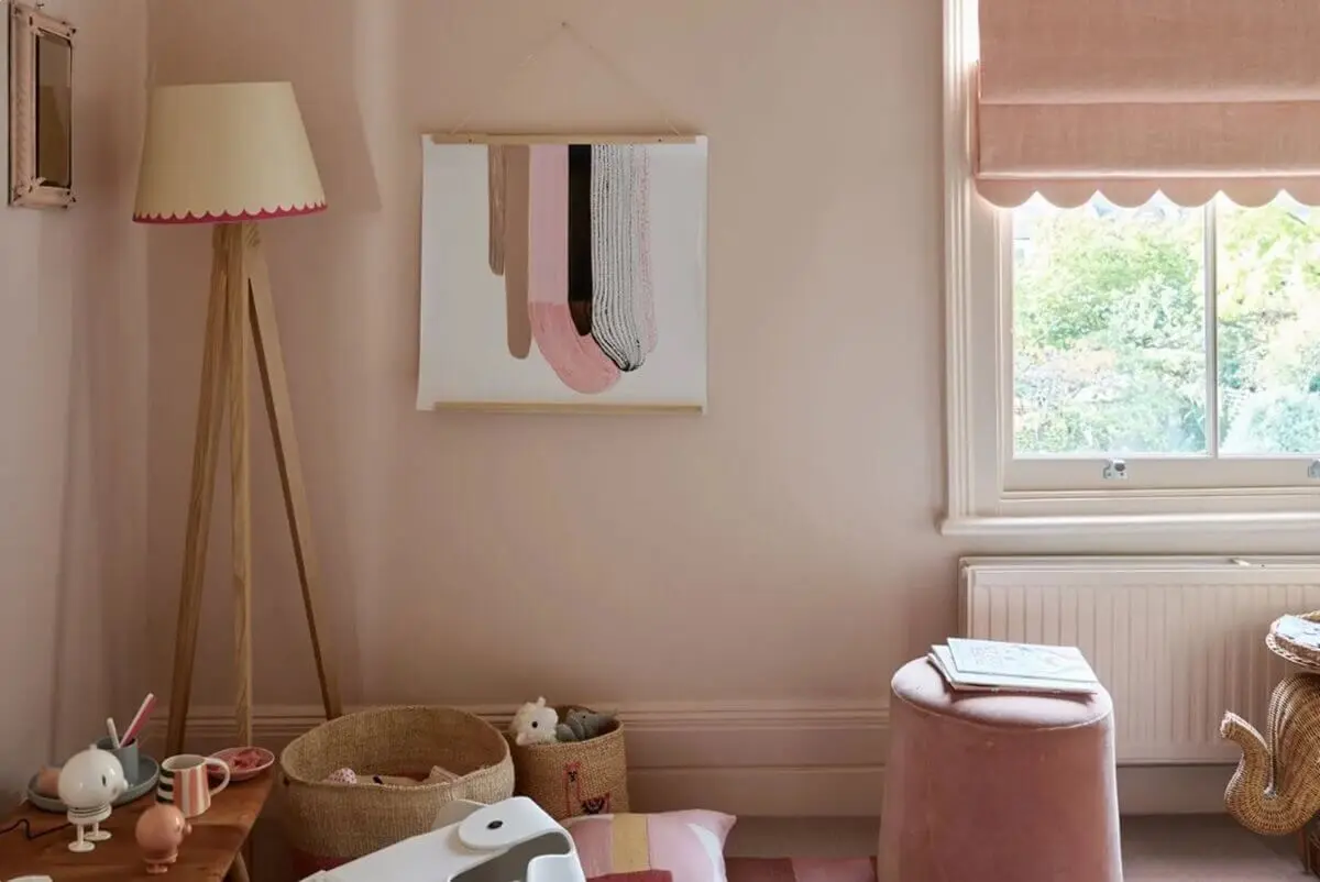 Intérieur rose illustrant le principe du colour drenching