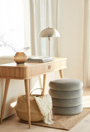 Espace bureau lumineux aménagé avec mobilier en bois