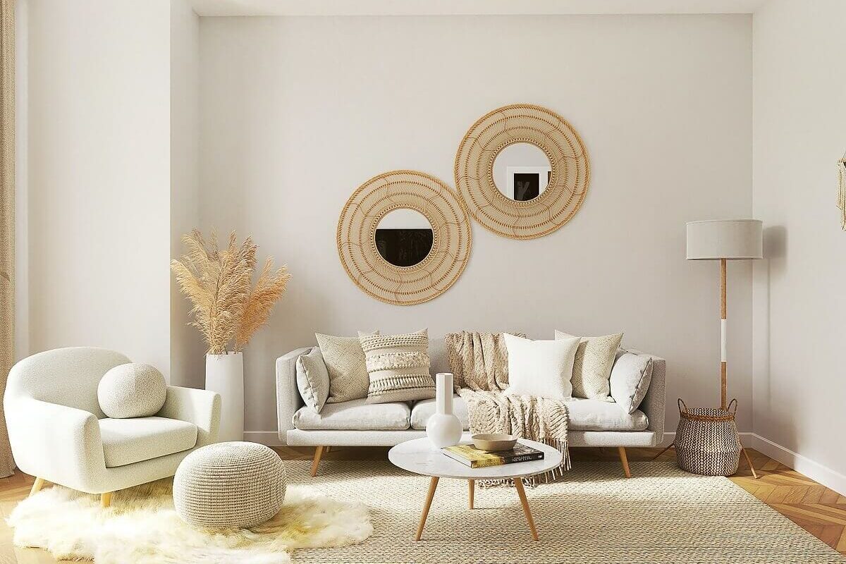 Salon cosy et lumineux aux tons naturels avec mobilier aux formes courbes